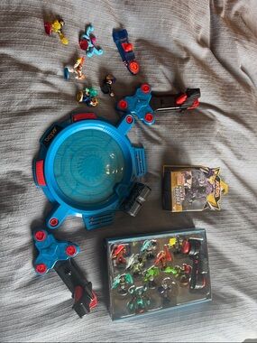 Akedo playset (split strike battle arena) and figures